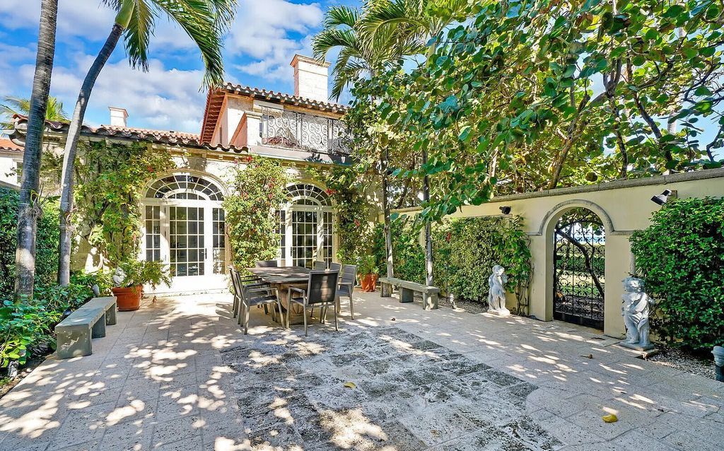 930 S Ocean Boulevard, Palm Beach, Florida, is one of the most magnificent houses in the area, with fully furnished rooms and modern appliances. The entire floor is made of the best hardwood, marble, and tile materials.