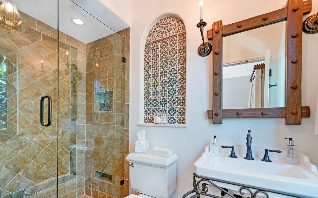 930 S Ocean Boulevard, Palm Beach, Florida, is one of the most magnificent houses in the area, with fully furnished rooms and modern appliances. The entire floor is made of the best hardwood, marble, and tile materials.