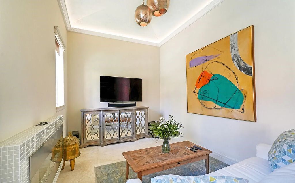 930 S Ocean Boulevard, Palm Beach, Florida, is one of the most magnificent houses in the area, with fully furnished rooms and modern appliances. The entire floor is made of the best hardwood, marble, and tile materials.