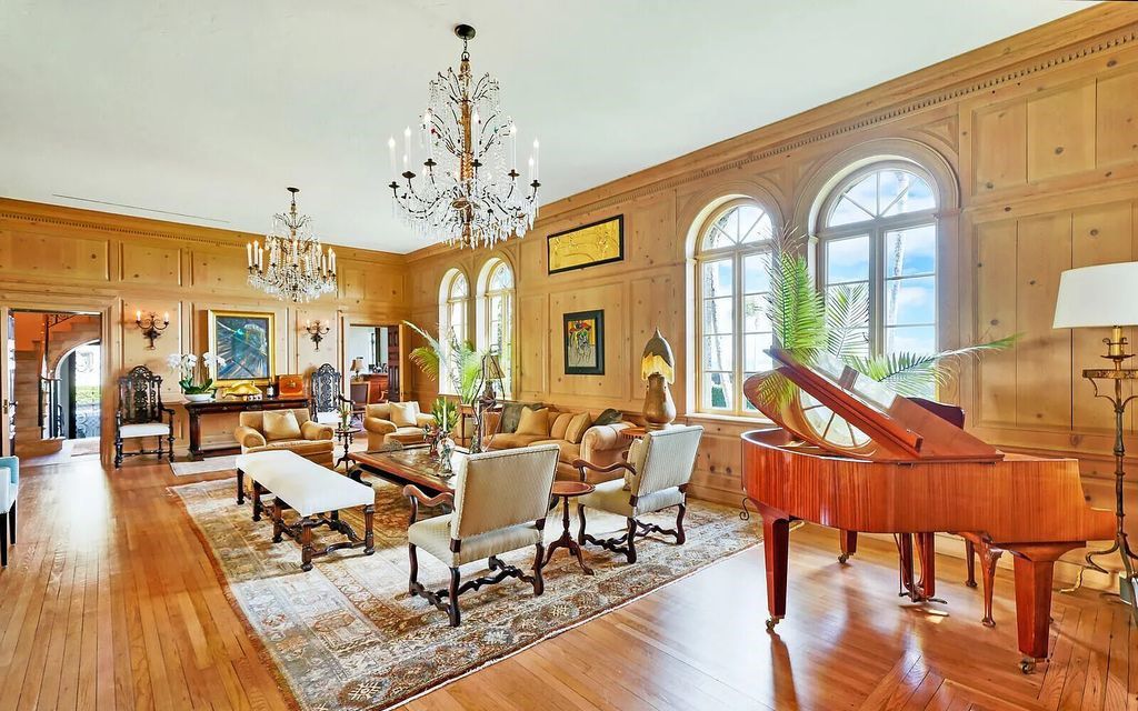 930 S Ocean Boulevard, Palm Beach, Florida, is one of the most magnificent houses in the area, with fully furnished rooms and modern appliances. The entire floor is made of the best hardwood, marble, and tile materials.