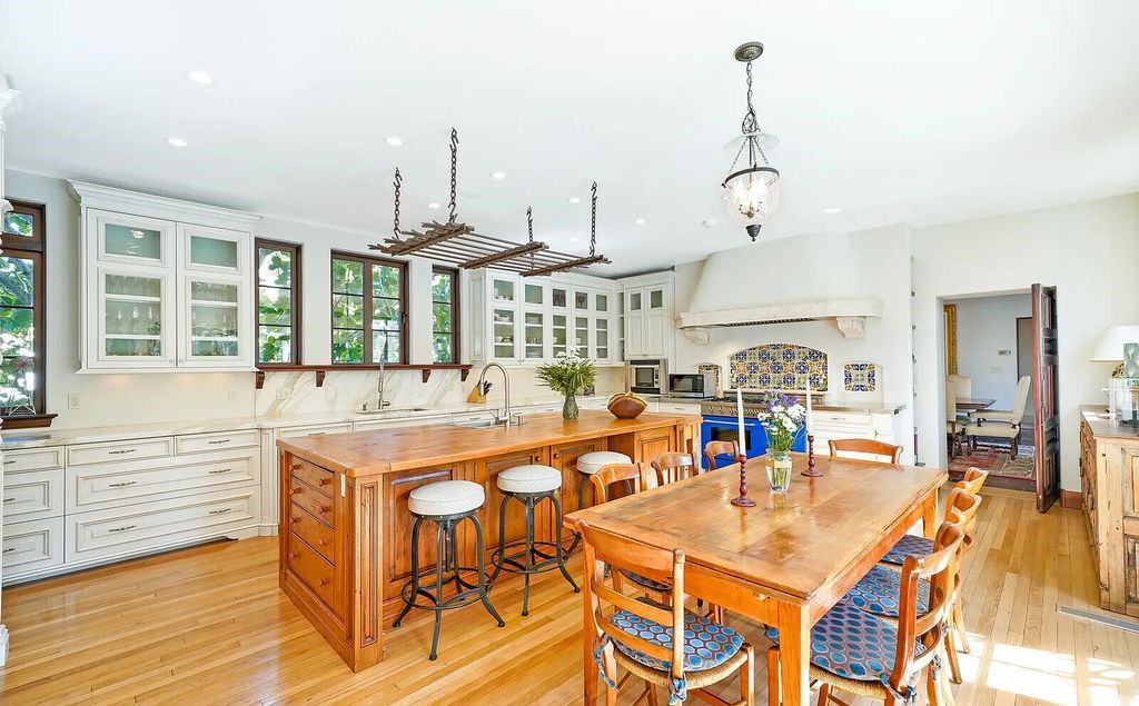 930 S Ocean Boulevard, Palm Beach, Florida, is one of the most magnificent houses in the area, with fully furnished rooms and modern appliances. The entire floor is made of the best hardwood, marble, and tile materials.