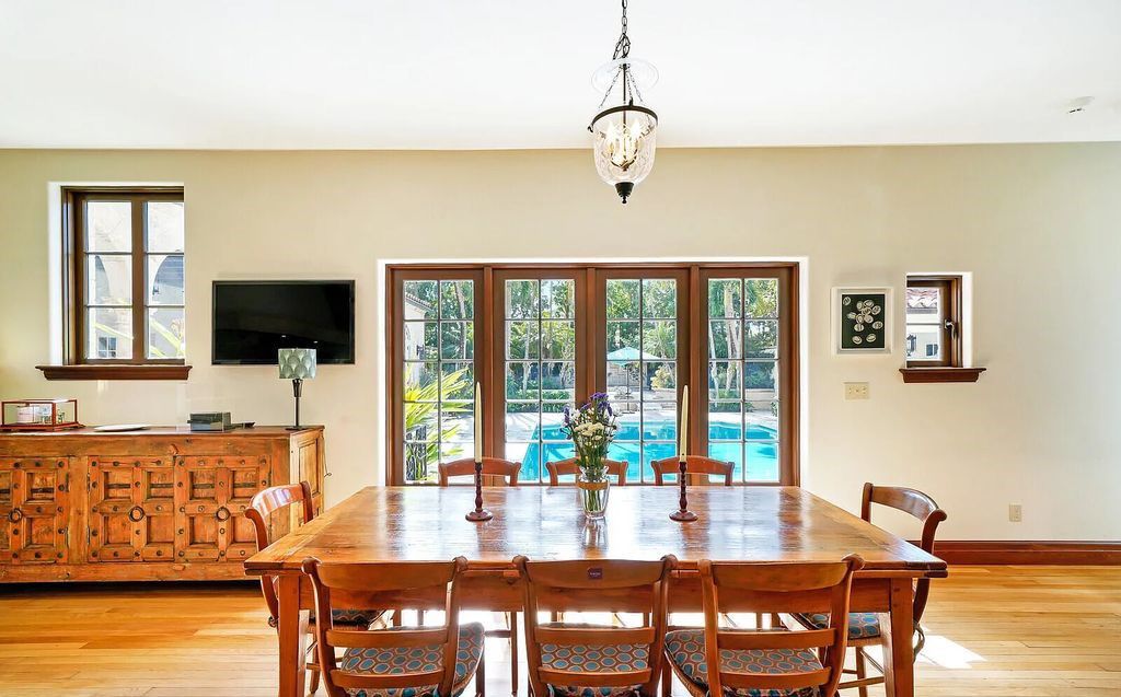 930 S Ocean Boulevard, Palm Beach, Florida, is one of the most magnificent houses in the area, with fully furnished rooms and modern appliances. The entire floor is made of the best hardwood, marble, and tile materials.