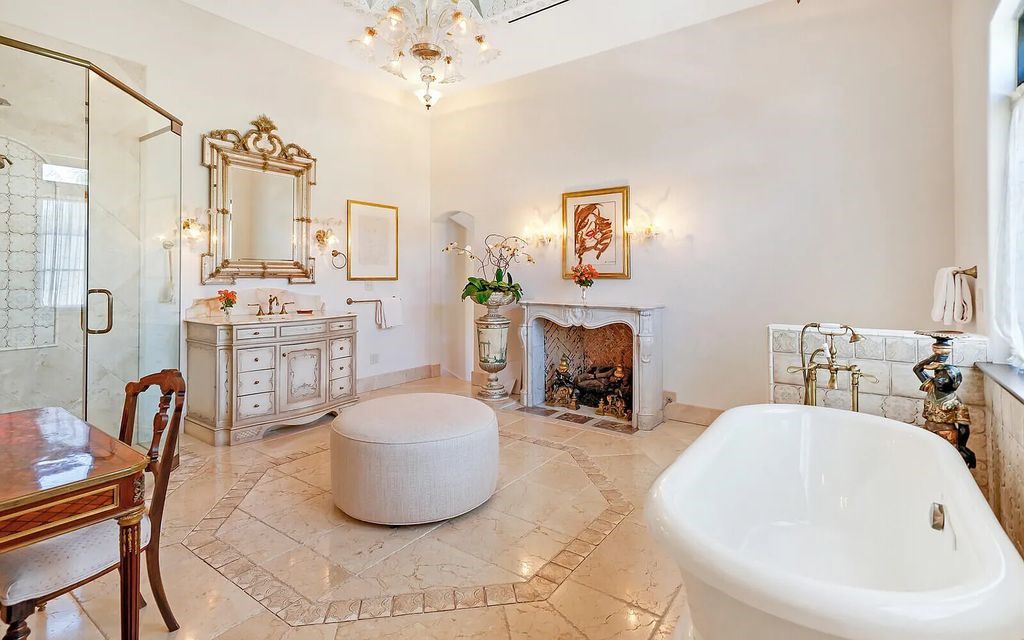 930 S Ocean Boulevard, Palm Beach, Florida, is one of the most magnificent houses in the area, with fully furnished rooms and modern appliances. The entire floor is made of the best hardwood, marble, and tile materials.