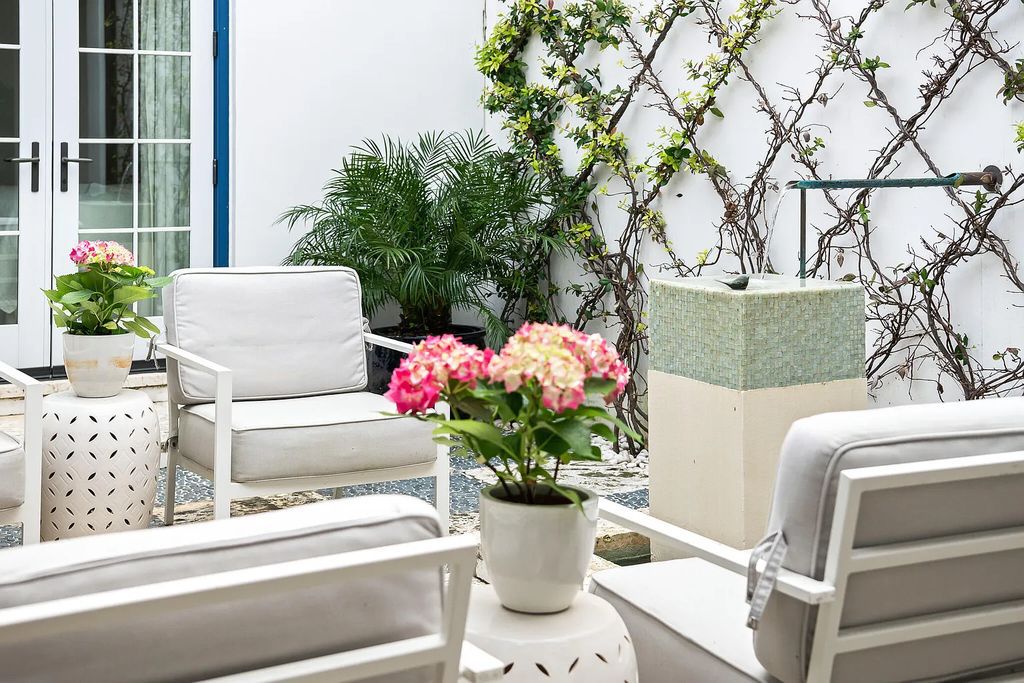 Introducing 86 North Charles Street - a luxurious Alys Beach stunner located in the highly sought-after east end of 30A in Rosemary Beach, Florida. This expansive home in Rosemary Beachboasts five bedrooms, five bathrooms, and a spacious living area spanning 2,782 square feet, making it the perfect abode for large families or those who love to entertain guests.