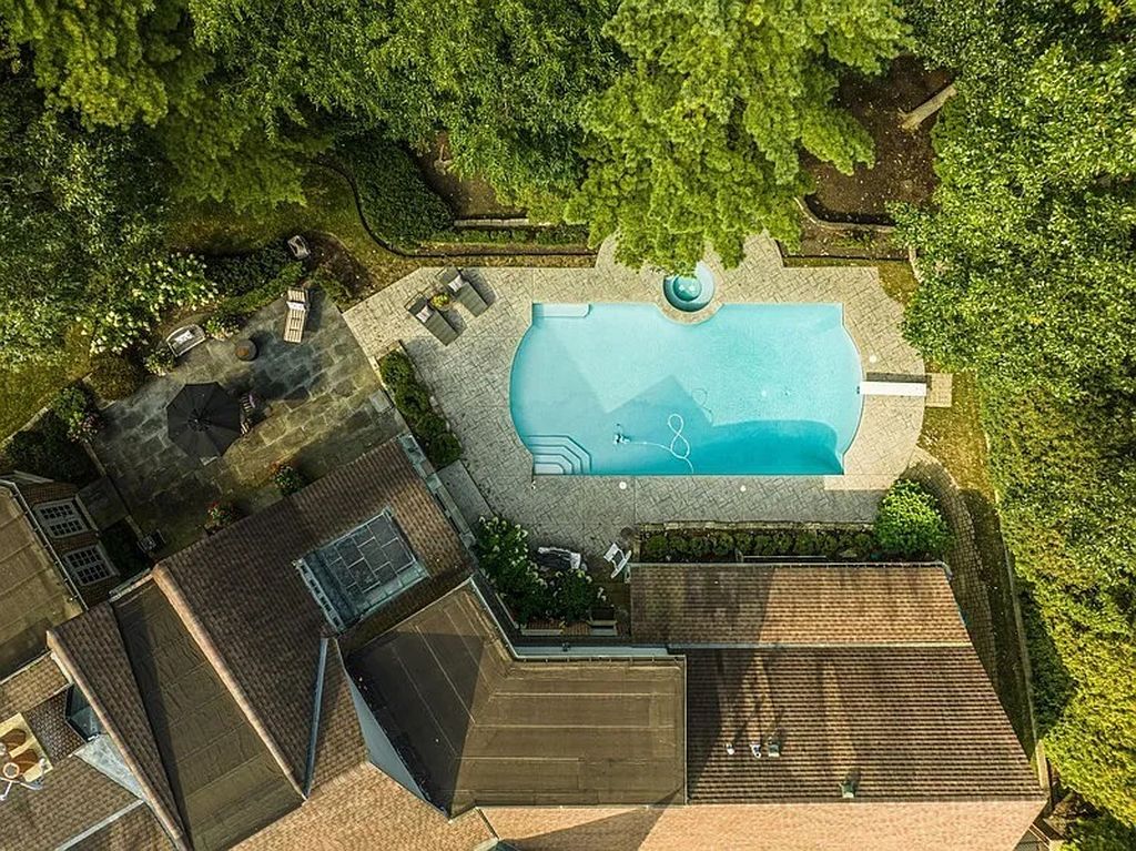 The Manor in Winnetka is built to withstand the test of time & beautifully enhanced by notable architects Liederbach & Graham, now available for sale. This home located at 45 Indian Hill Rd, Winnetka, Illinois