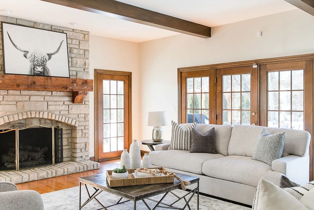 The Home in Hinsdale is designed for formal entertaining or casual every day living, now available for sale. This home located at 904 S Park Ave, Hinsdale, Illinois