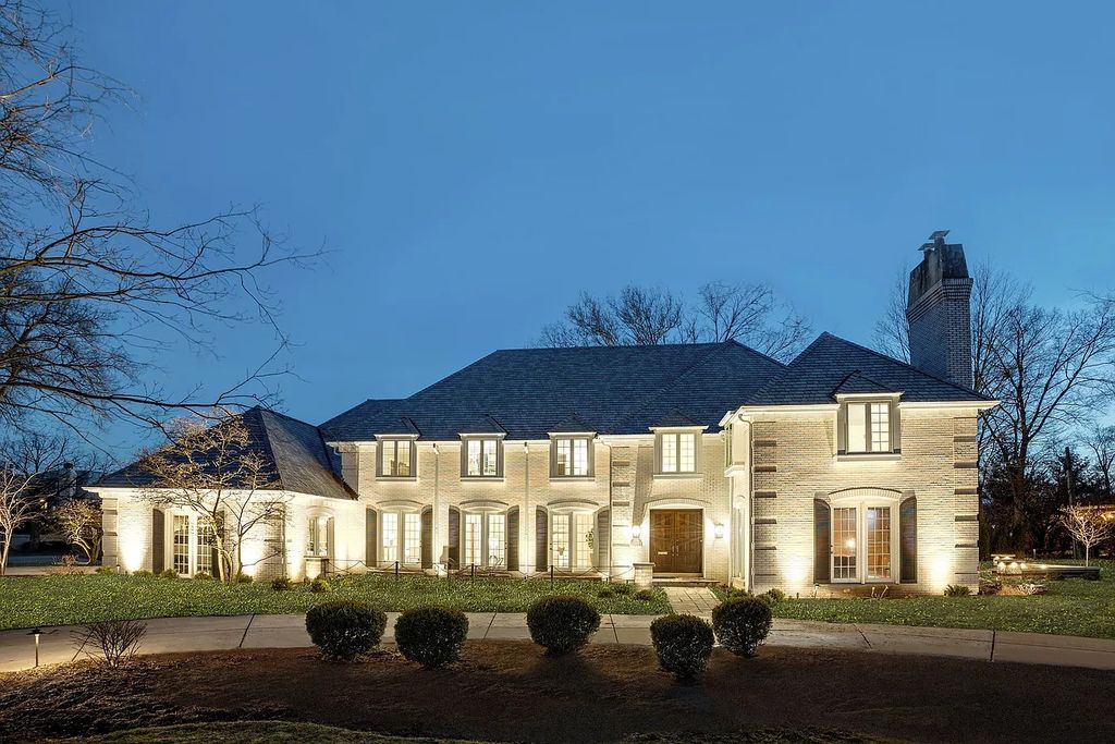 The Home in Hinsdale is designed for formal entertaining or casual every day living, now available for sale. This home located at 904 S Park Ave, Hinsdale, Illinois