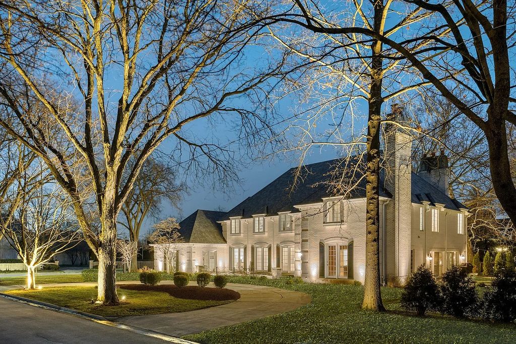 The Home in Hinsdale is designed for formal entertaining or casual every day living, now available for sale. This home located at 904 S Park Ave, Hinsdale, Illinois