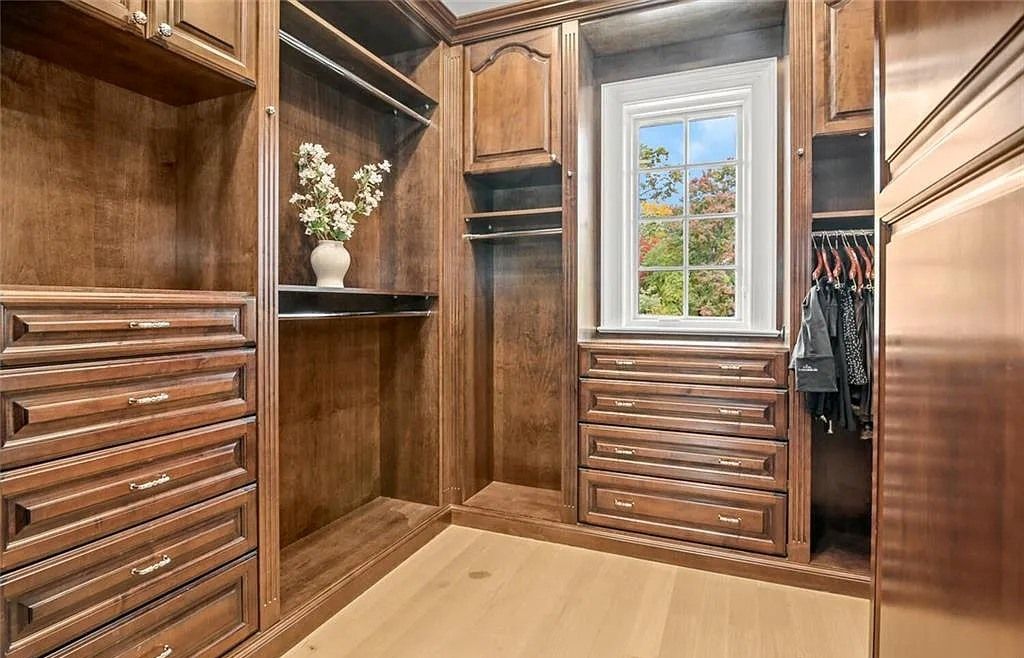 The Chateau in Armonk exudes warmth and luxurious comfort from the minute you enter, now available for sale. This home located at 4 Cowdray Park Drive, Armonk, New York