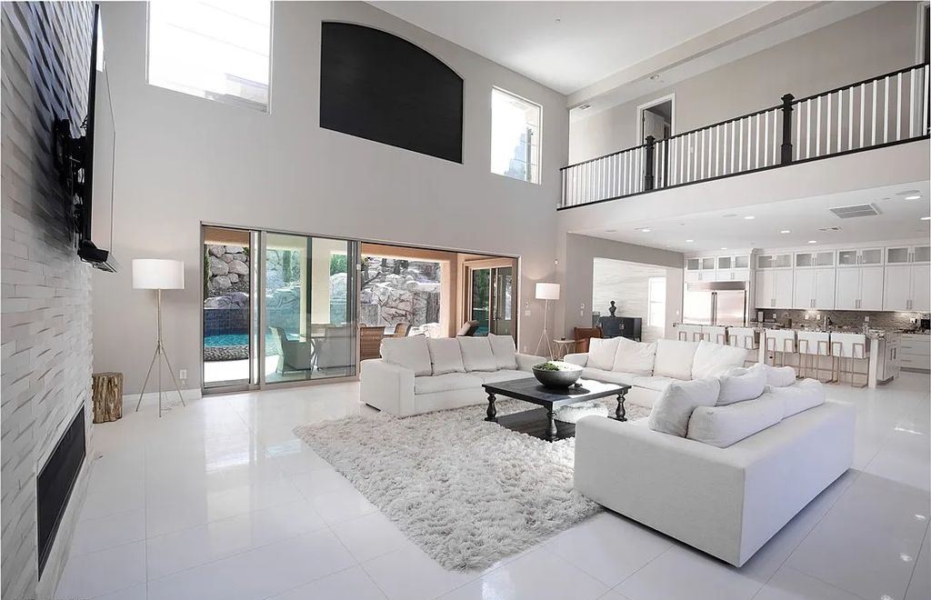 89 Olympia Chase Drive, Las Vegas, Nevada is a stunning executive home in the highly sought-after Southern Highlands Country Club Community with many designer finishes throughout for entertaining and relaxing.