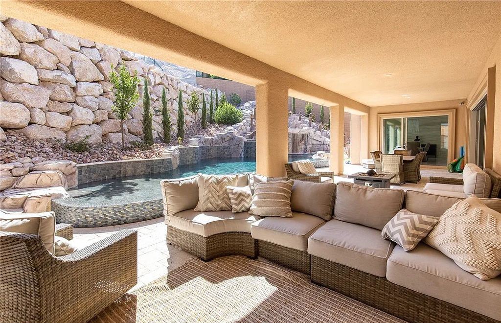 89 Olympia Chase Drive, Las Vegas, Nevada is a stunning executive home in the highly sought-after Southern Highlands Country Club Community with many designer finishes throughout for entertaining and relaxing.
