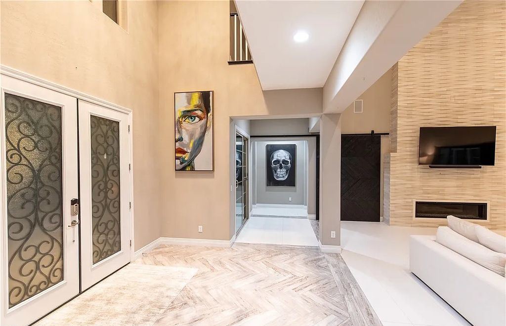 89 Olympia Chase Drive, Las Vegas, Nevada is a stunning executive home in the highly sought-after Southern Highlands Country Club Community with many designer finishes throughout for entertaining and relaxing.