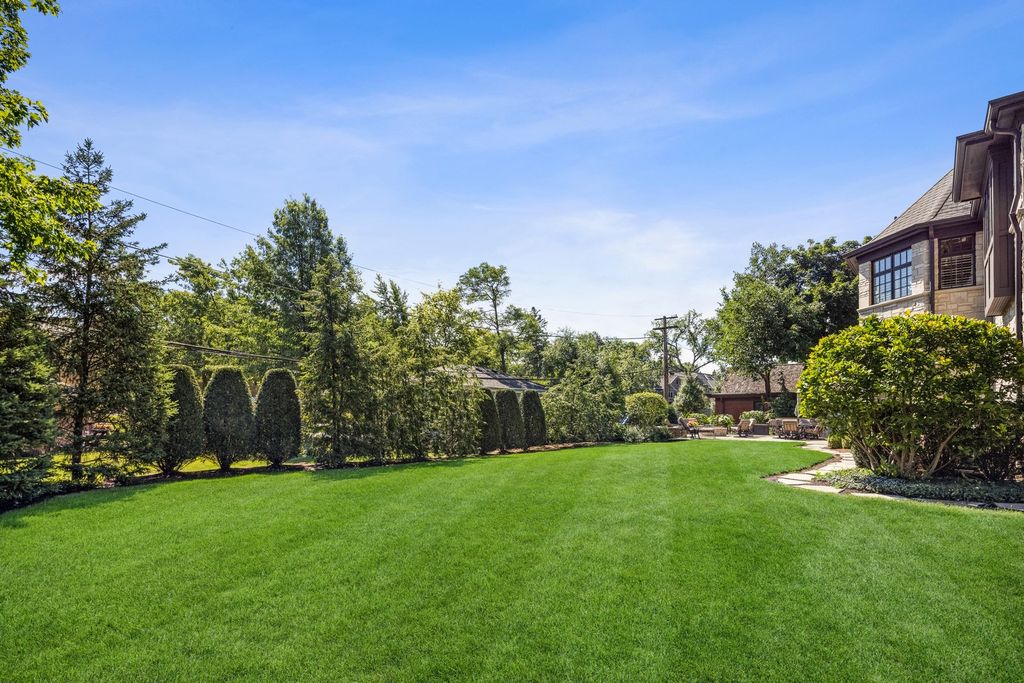 The Home in Elmhurst is an absolute masterpiece with a design perfect for everyday living as well as entertaining at every scale, now available for sale. This home located at 275 S Arlington Ave, Elmhurst, Illinois