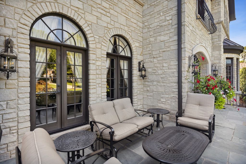 The Home in Elmhurst is an absolute masterpiece with a design perfect for everyday living as well as entertaining at every scale, now available for sale. This home located at 275 S Arlington Ave, Elmhurst, Illinois