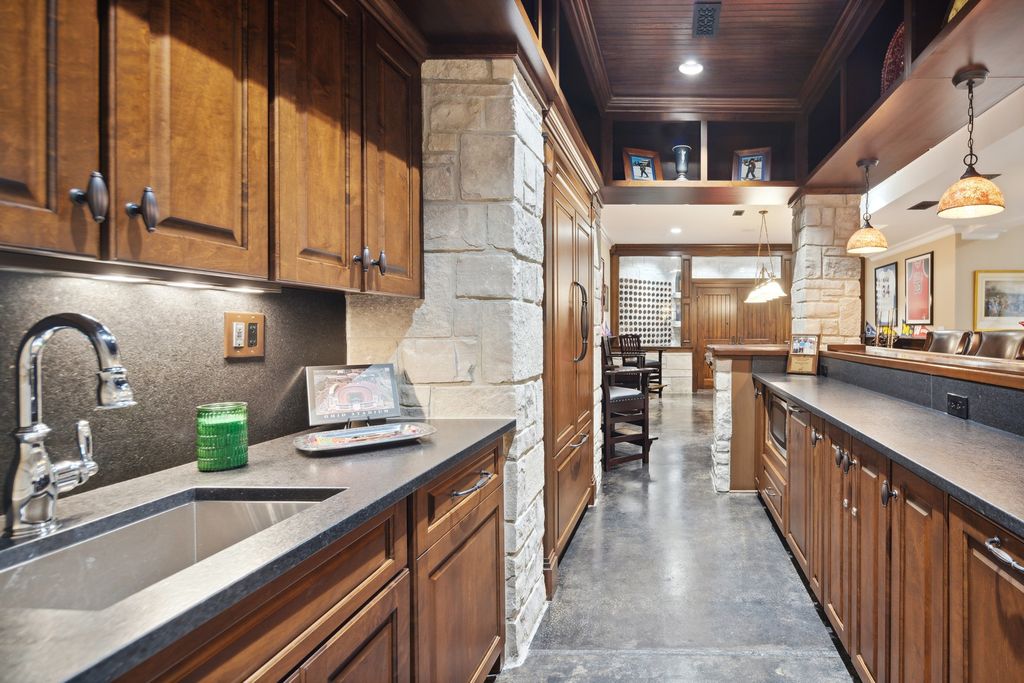The Home in Elmhurst is an absolute masterpiece with a design perfect for everyday living as well as entertaining at every scale, now available for sale. This home located at 275 S Arlington Ave, Elmhurst, Illinois