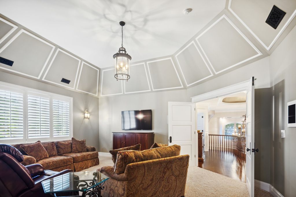 The Home in Elmhurst is an absolute masterpiece with a design perfect for everyday living as well as entertaining at every scale, now available for sale. This home located at 275 S Arlington Ave, Elmhurst, Illinois