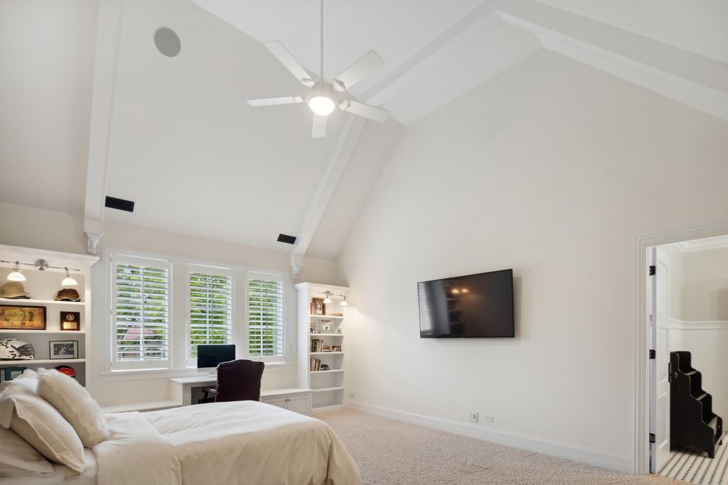 The Home in Elmhurst is an absolute masterpiece with a design perfect for everyday living as well as entertaining at every scale, now available for sale. This home located at 275 S Arlington Ave, Elmhurst, Illinois