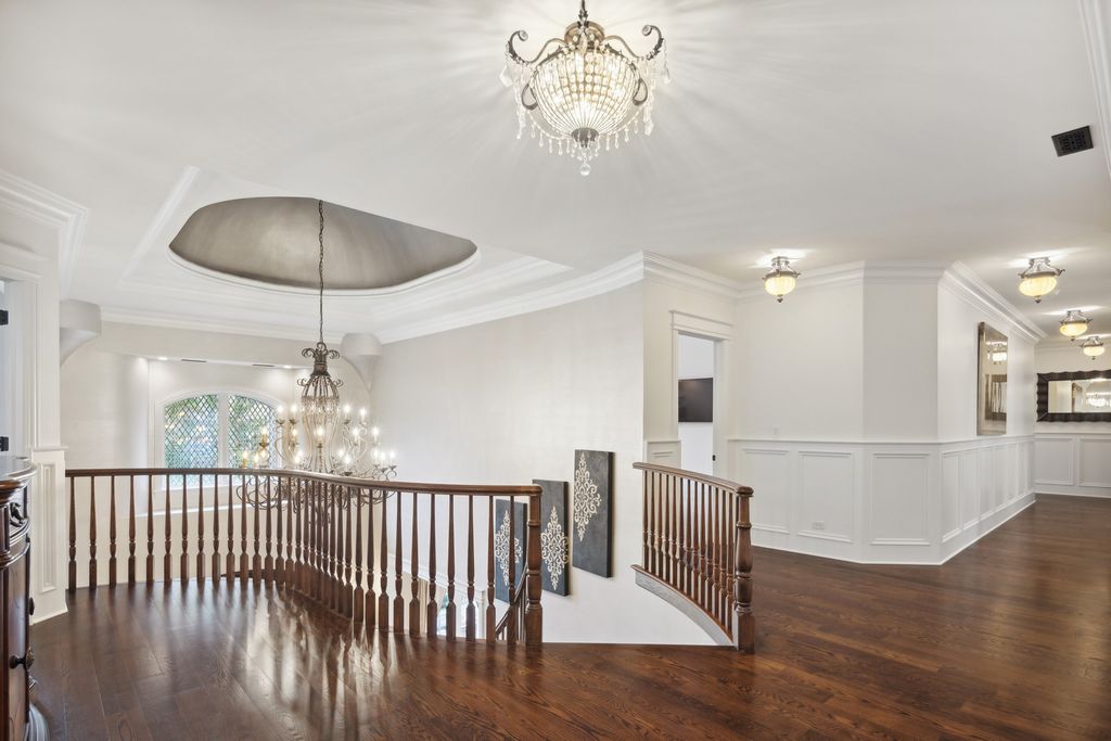 The Home in Elmhurst is an absolute masterpiece with a design perfect for everyday living as well as entertaining at every scale, now available for sale. This home located at 275 S Arlington Ave, Elmhurst, Illinois
