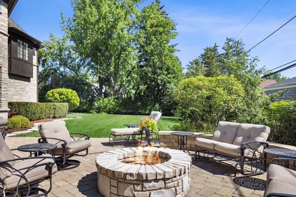 The Home in Elmhurst is an absolute masterpiece with a design perfect for everyday living as well as entertaining at every scale, now available for sale. This home located at 275 S Arlington Ave, Elmhurst, Illinois