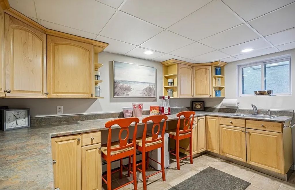 The Estate in Millburn Twp. is a luxurious home replete with both historic and modern beauty now available for sale. This home located at 16 West Road, Millburn Twp., New Jersey; offering 06 bedrooms and 06 bathrooms with 1.03 acres of land.