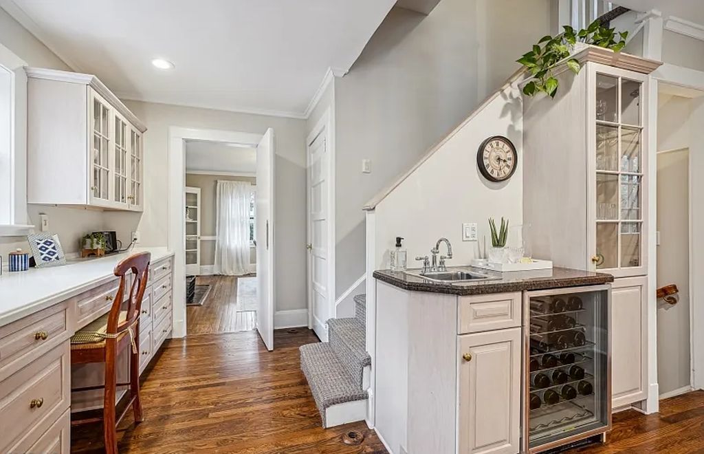 The Estate in Millburn Twp. is a luxurious home replete with both historic and modern beauty now available for sale. This home located at 16 West Road, Millburn Twp., New Jersey; offering 06 bedrooms and 06 bathrooms with 1.03 acres of land.