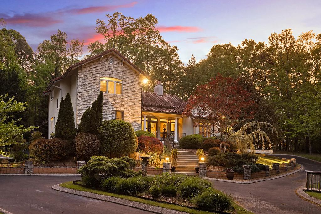 The Estate in Signal Mountain is a luxurious home lovingly maintained and thoughtfully designed among the natural mountain landscape with private outdoor spaces now available for sale. This home located at 100 Hampton Rd, Signal Mountain, Tennessee; offering 05 bedrooms and 05 bathrooms with 6,161 square feet of living spaces.