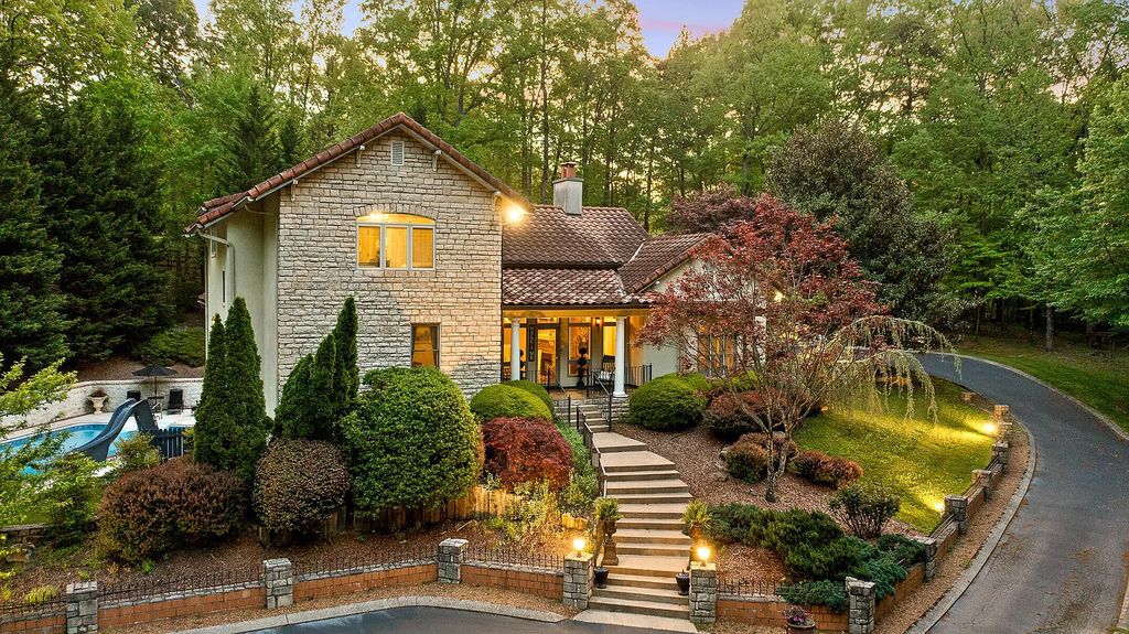 The Estate in Signal Mountain is a luxurious home lovingly maintained and thoughtfully designed among the natural mountain landscape with private outdoor spaces now available for sale. This home located at 100 Hampton Rd, Signal Mountain, Tennessee; offering 05 bedrooms and 05 bathrooms with 6,161 square feet of living spaces.