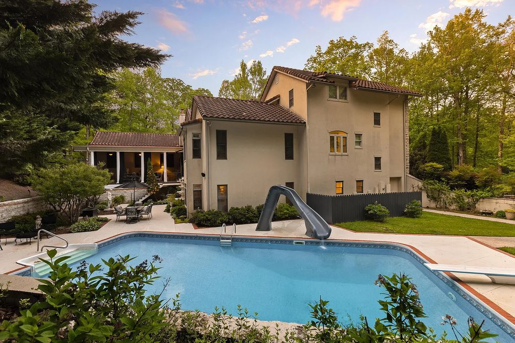 The Estate in Signal Mountain is a luxurious home lovingly maintained and thoughtfully designed among the natural mountain landscape with private outdoor spaces now available for sale. This home located at 100 Hampton Rd, Signal Mountain, Tennessee; offering 05 bedrooms and 05 bathrooms with 6,161 square feet of living spaces.