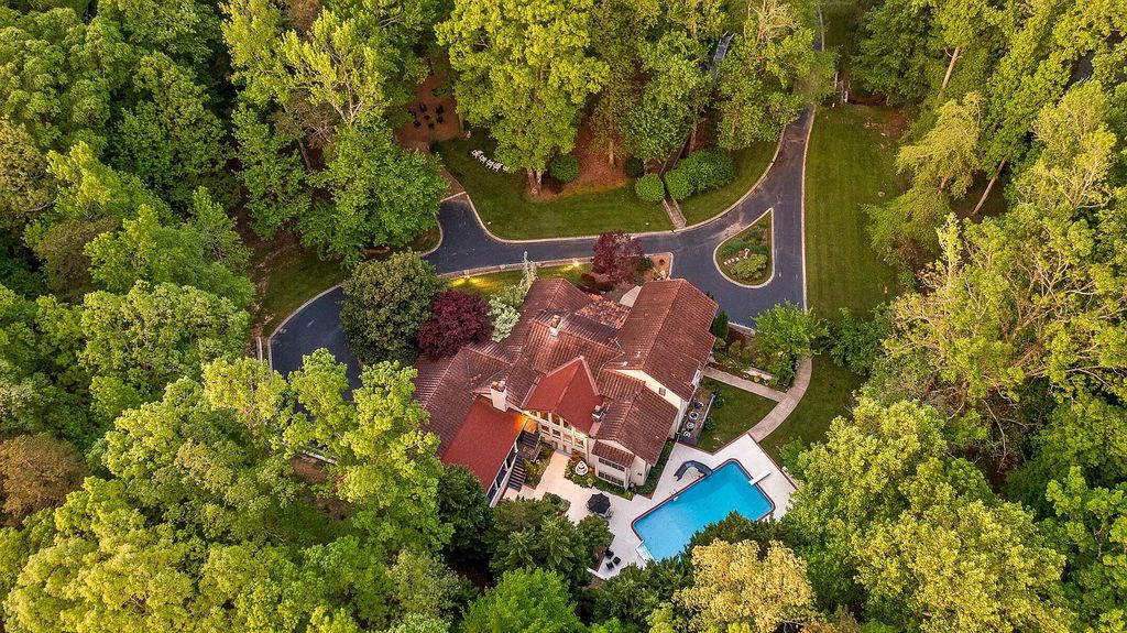 The Estate in Signal Mountain is a luxurious home lovingly maintained and thoughtfully designed among the natural mountain landscape with private outdoor spaces now available for sale. This home located at 100 Hampton Rd, Signal Mountain, Tennessee; offering 05 bedrooms and 05 bathrooms with 6,161 square feet of living spaces.