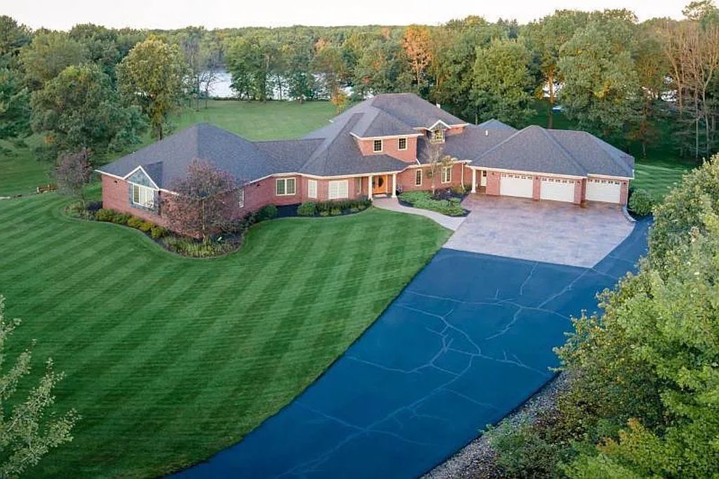 The Estate in Stevens Point is a luxurious home with a gated entrance, a lighted driveway to open up a paradise of entertainment for you now available for sale. This home located at 2688 Scenic Drive, Stevens Point, Wisconsin; offering 03 bedrooms and 05 bathrooms with 7,095 square feet of living spaces.