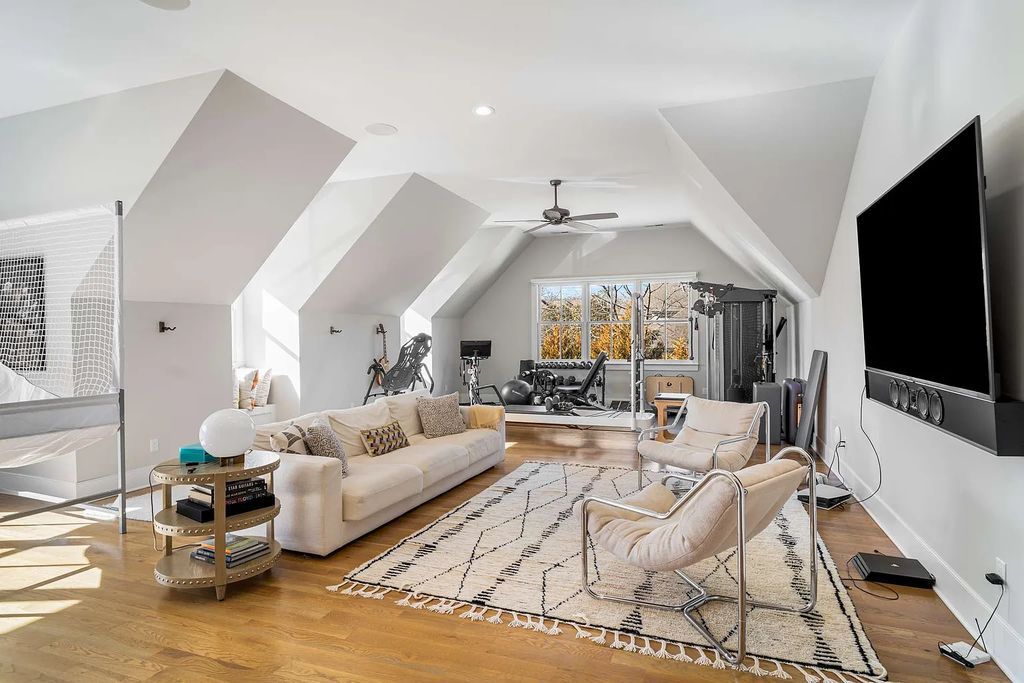 The Estate in Nashville is a luxurious home exuding the simplicity yet elegance now available for sale. This home located at 918 Waterswood Dr, Nashville, Tennessee; offering 06 bedrooms and 09 bathrooms with 7,795 square feet of living spaces.