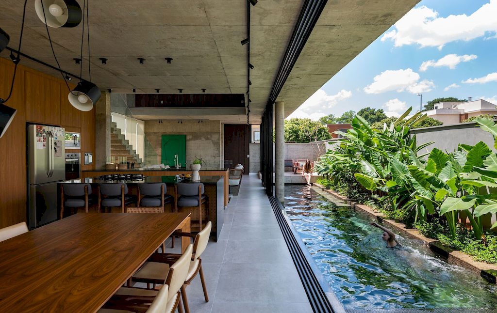 U House with Welcoming Environment by Caio Persighini Arquitetura