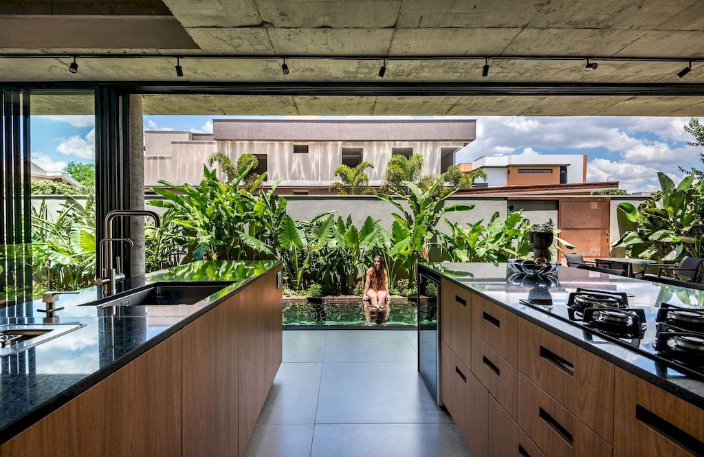 U House with Welcoming Environment by Caio Persighini Arquitetura
