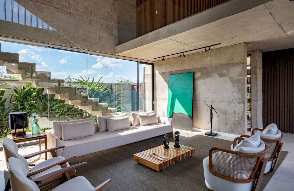 U House with Welcoming Environment by Caio Persighini Arquitetura