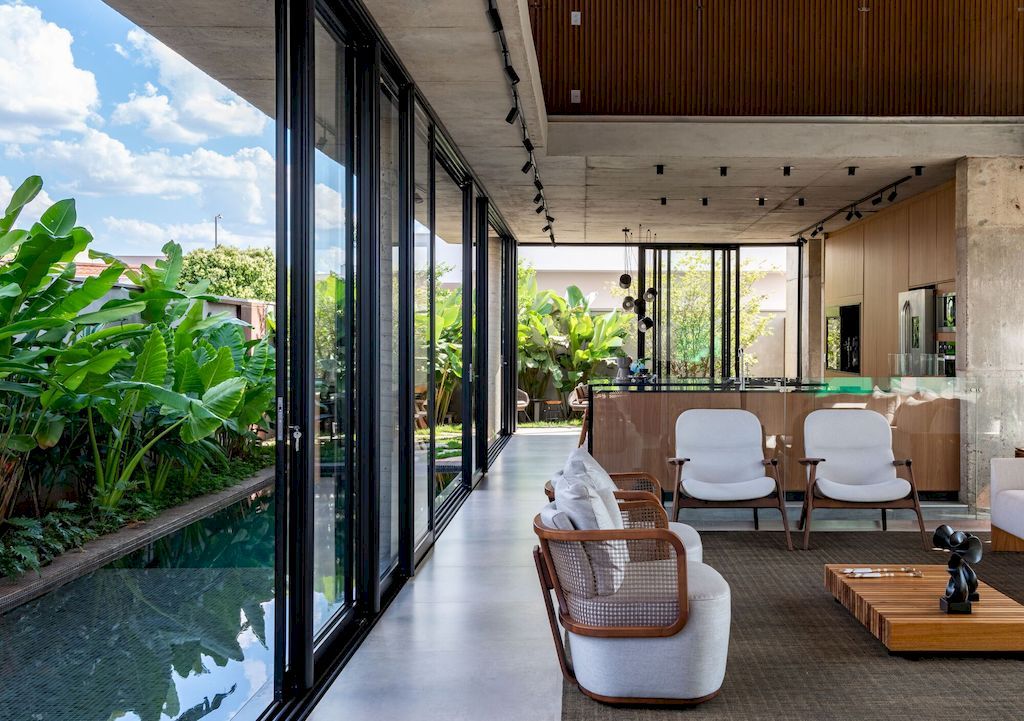 U House with Welcoming Environment by Caio Persighini Arquitetura