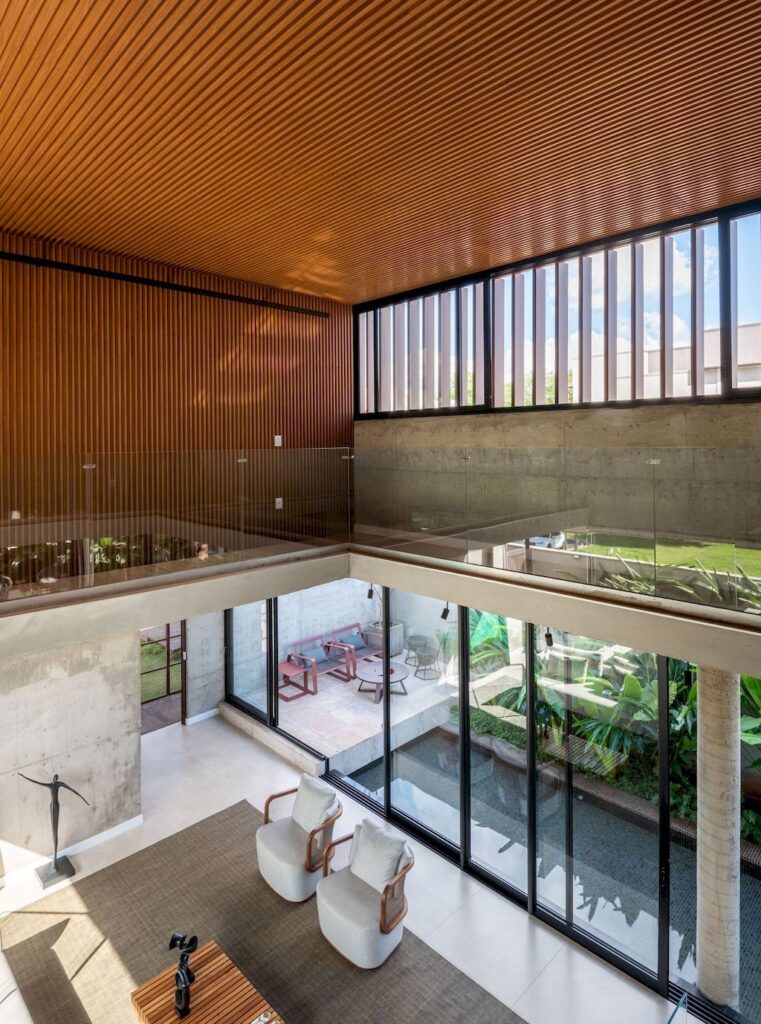 U House with Welcoming Environment by Caio Persighini Arquitetura 15