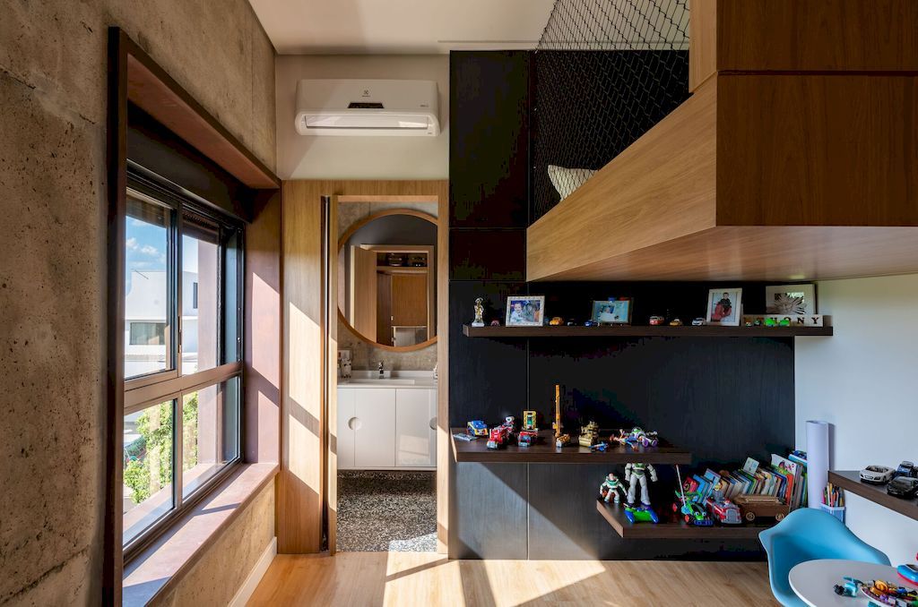 U House with Welcoming Environment by Caio Persighini Arquitetura