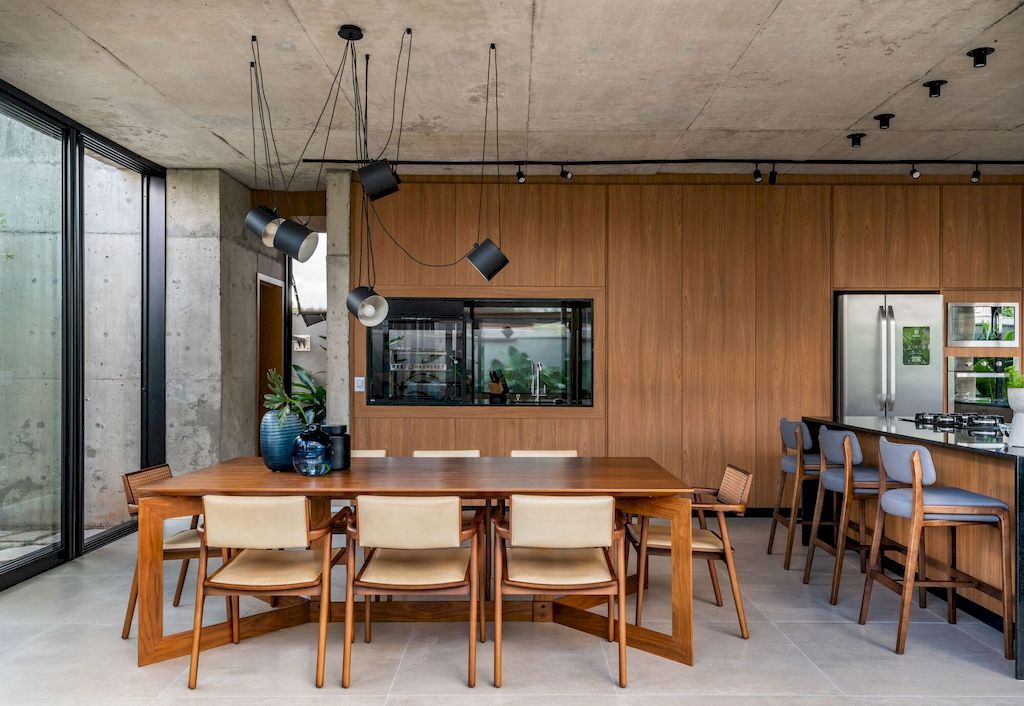U House with Welcoming Environment by Caio Persighini Arquitetura