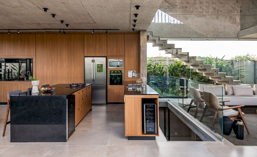 U House with Welcoming Environment by Caio Persighini Arquitetura