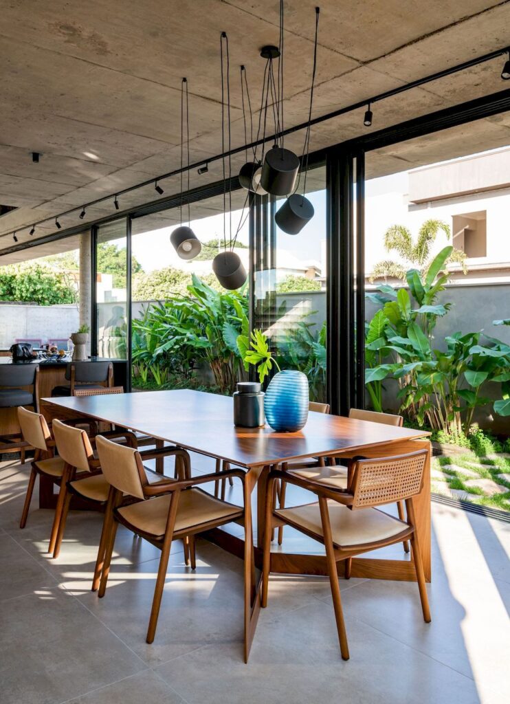 U House with Welcoming Environment by Caio Persighini Arquitetura 21