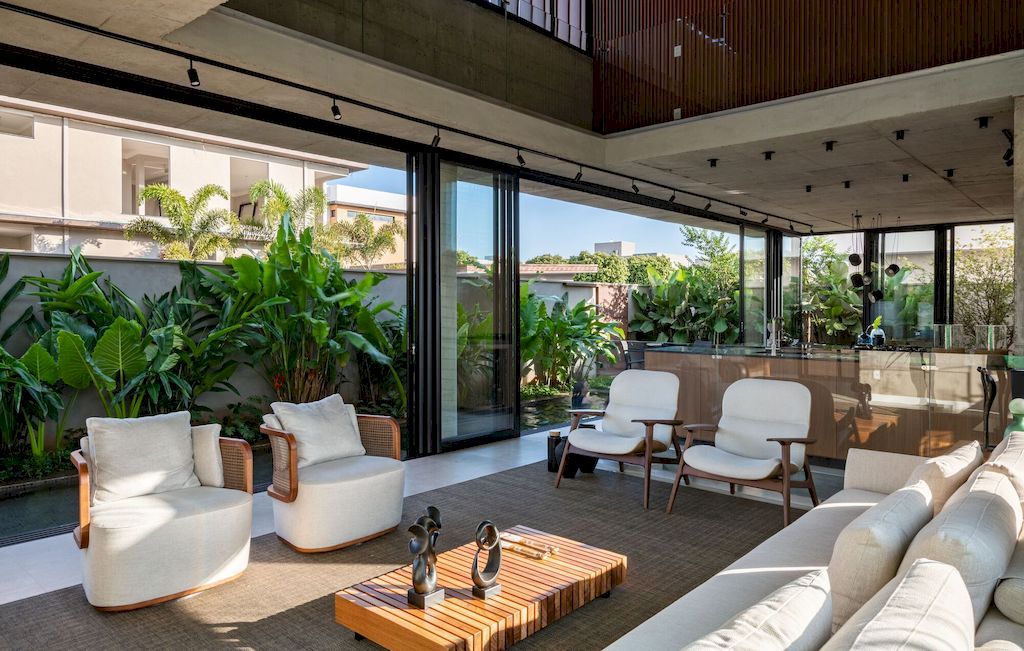 U House with Welcoming Environment by Caio Persighini Arquitetura