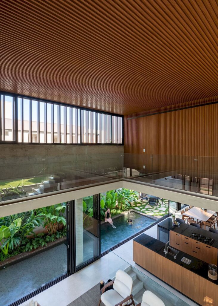 U House with Welcoming Environment by Caio Persighini Arquitetura 24