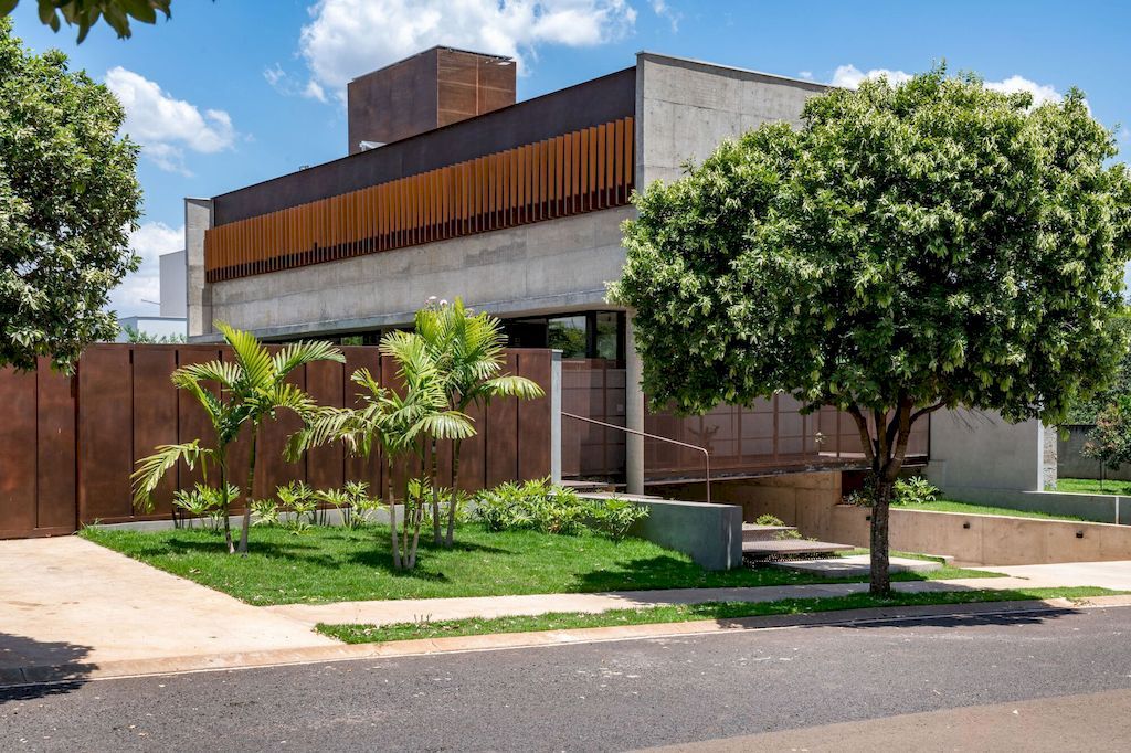 U House with Welcoming Environment by Caio Persighini Arquitetura