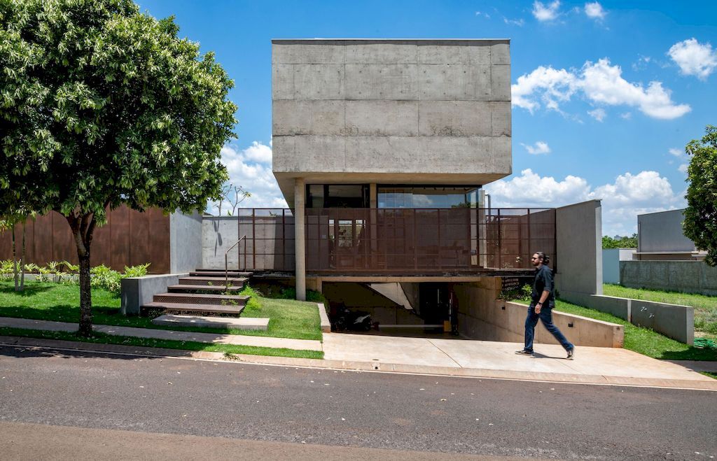 U House with Welcoming Environment by Caio Persighini Arquitetura