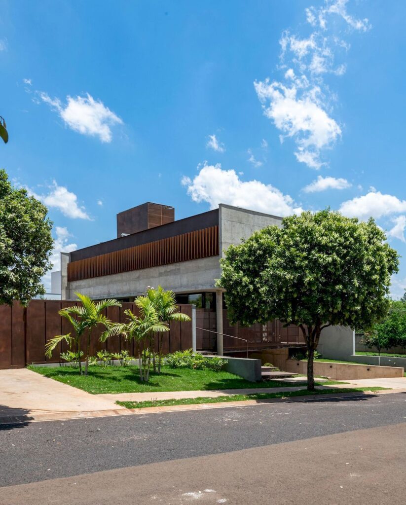 U House with Welcoming Environment by Caio Persighini Arquitetura 7