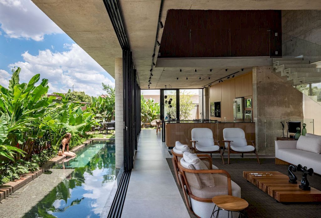U House with Welcoming Environment by Caio Persighini Arquitetura 8