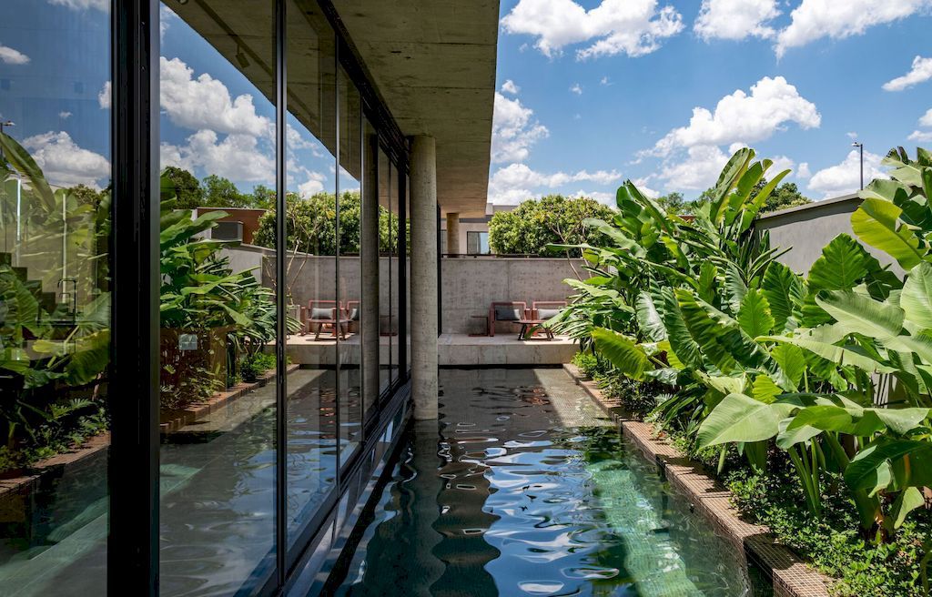 U House with Welcoming Environment by Caio Persighini Arquitetura 9