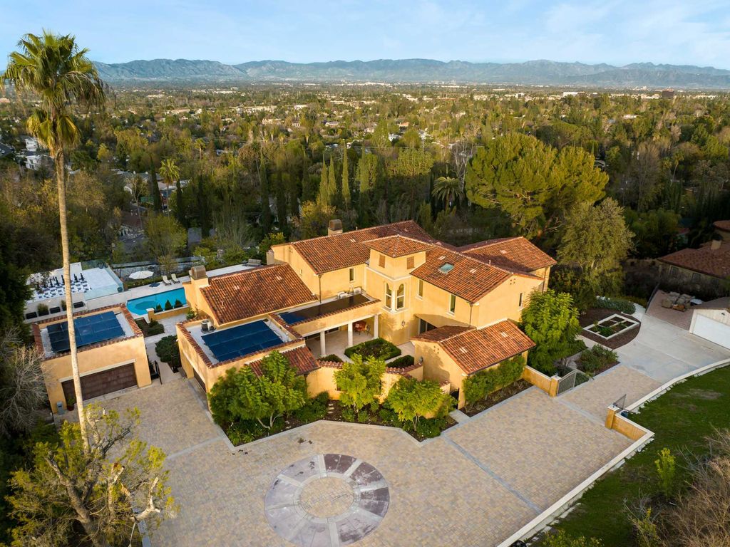 This beautiful Tuscany-inspired estate is located at 19609 W Citrus Ridge Dr, Tarzana, California. Built in 2015, the property sits on a vast 1.66-acre lot and boasts sweeping city light views. The house features 5 bedrooms and 7 bathrooms, with a living area of 6,581 square feet. 