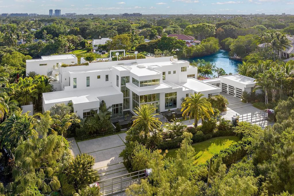 1104 Seminole Boulevard, Villa Azura at Seminole Landing is a contemporary architectural masterpiece nestled in the oceanfront community of North Palm Beach, Florida.