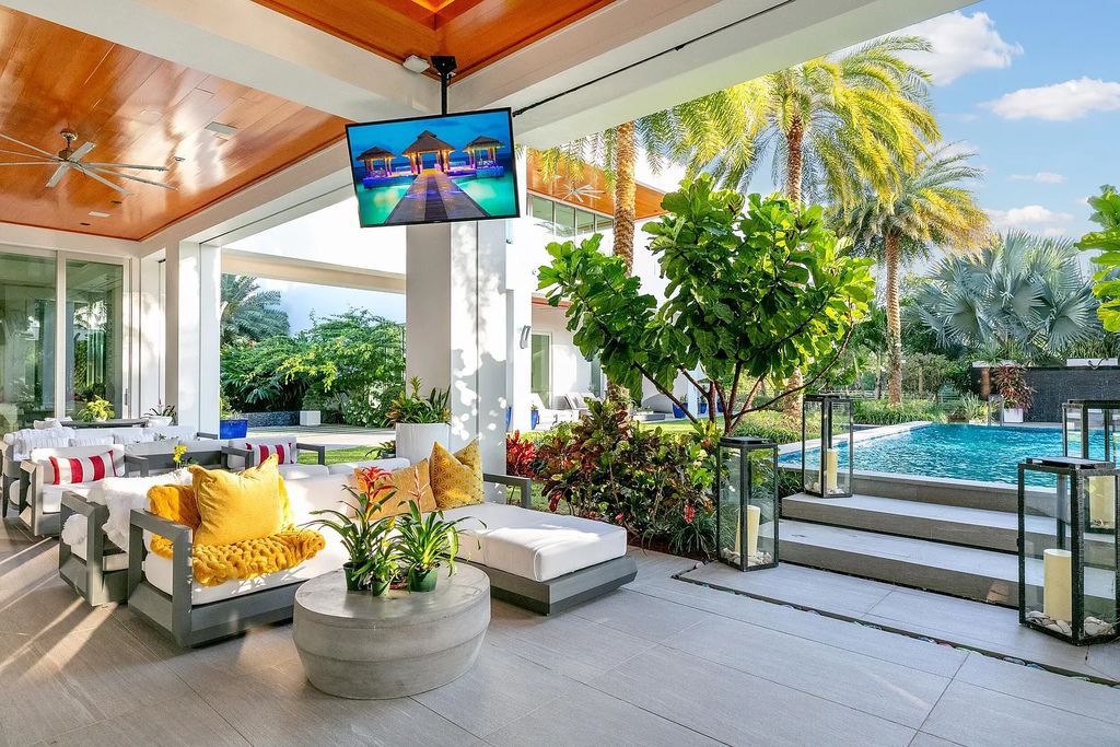 1104 Seminole Boulevard, Villa Azura at Seminole Landing is a contemporary architectural masterpiece nestled in the oceanfront community of North Palm Beach, Florida.